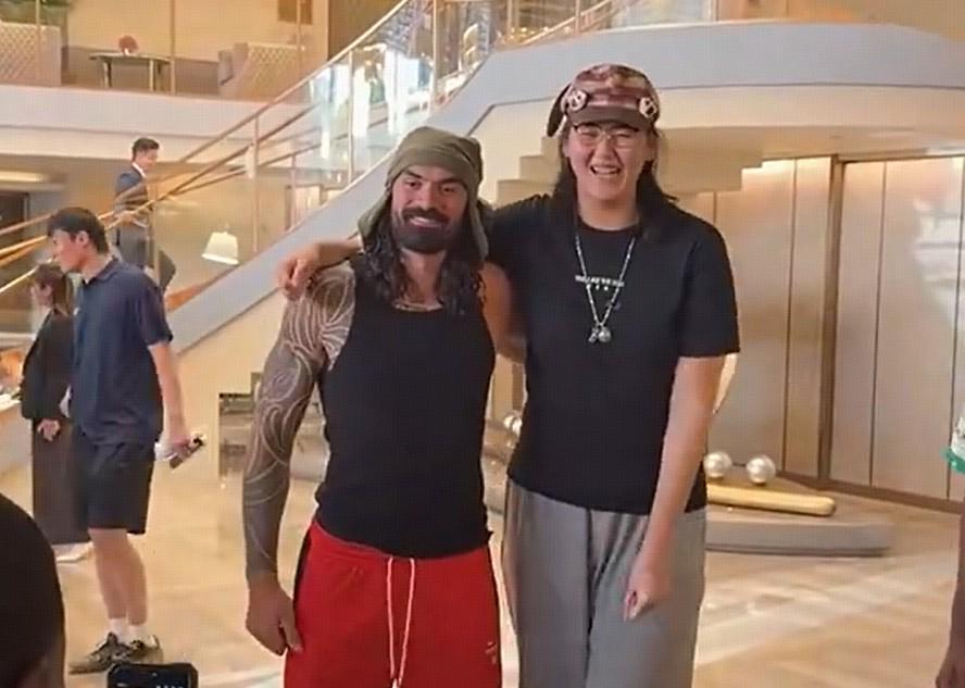小鸟依人！张子宇与火箭球员合影，亚当斯将张子宇手臂搭自己肩上